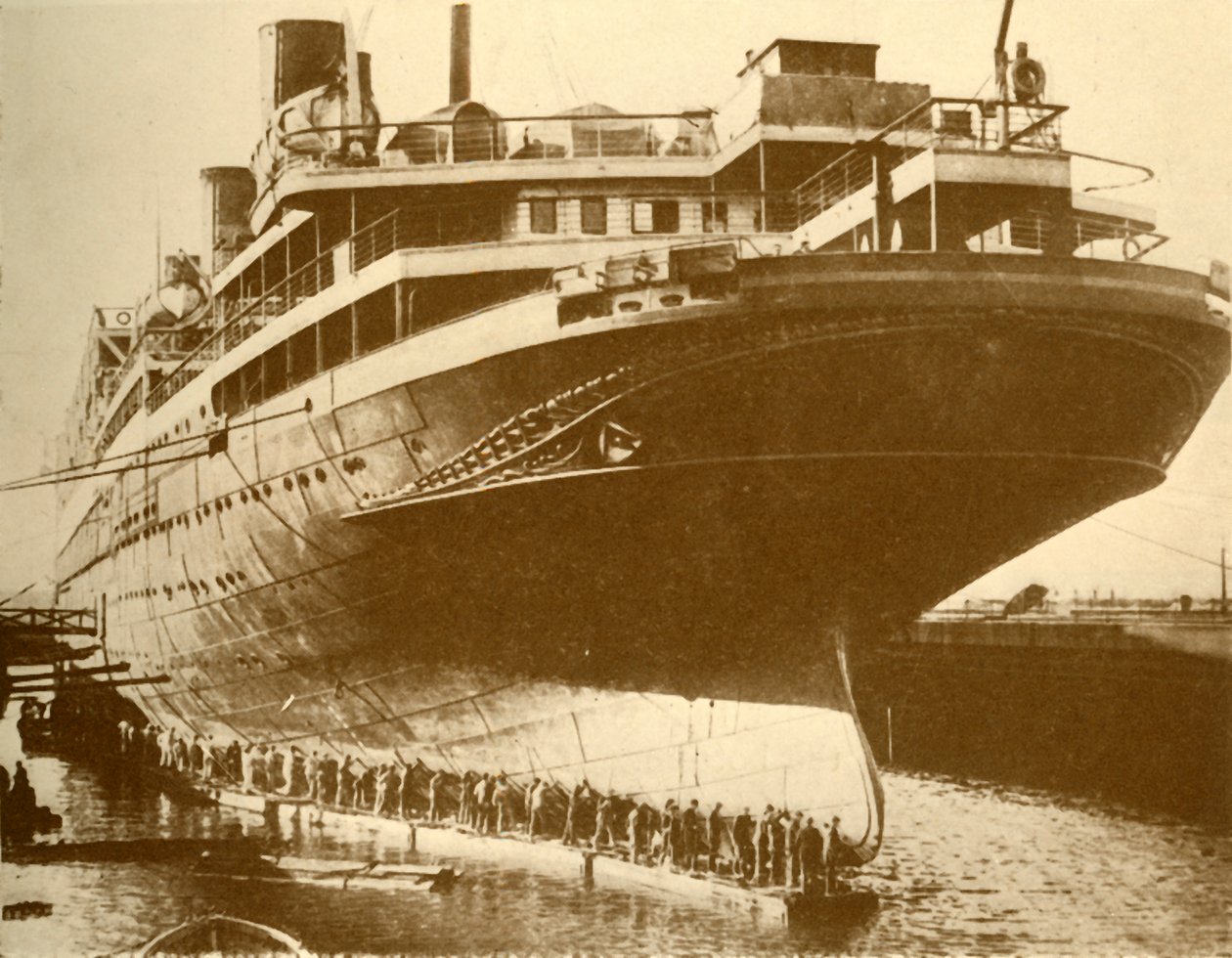 Rengøring af Hull of the Majestic i tørdok, c1930. af Unbekannt