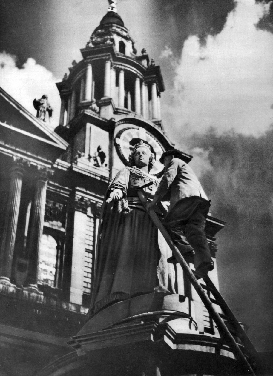 Rengøring af statuen af dronning Anne som en del af kong George vs sølvjubilæum, 1935 af Unbekannt