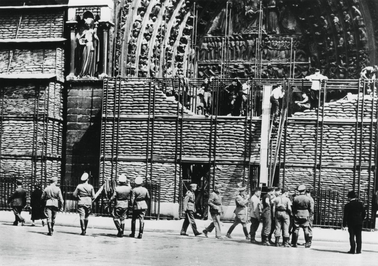 Rydning af sandsækkebeskyttelse fra facaden af Notre Dame, tysk-besatte Paris, 1940 af Unbekannt