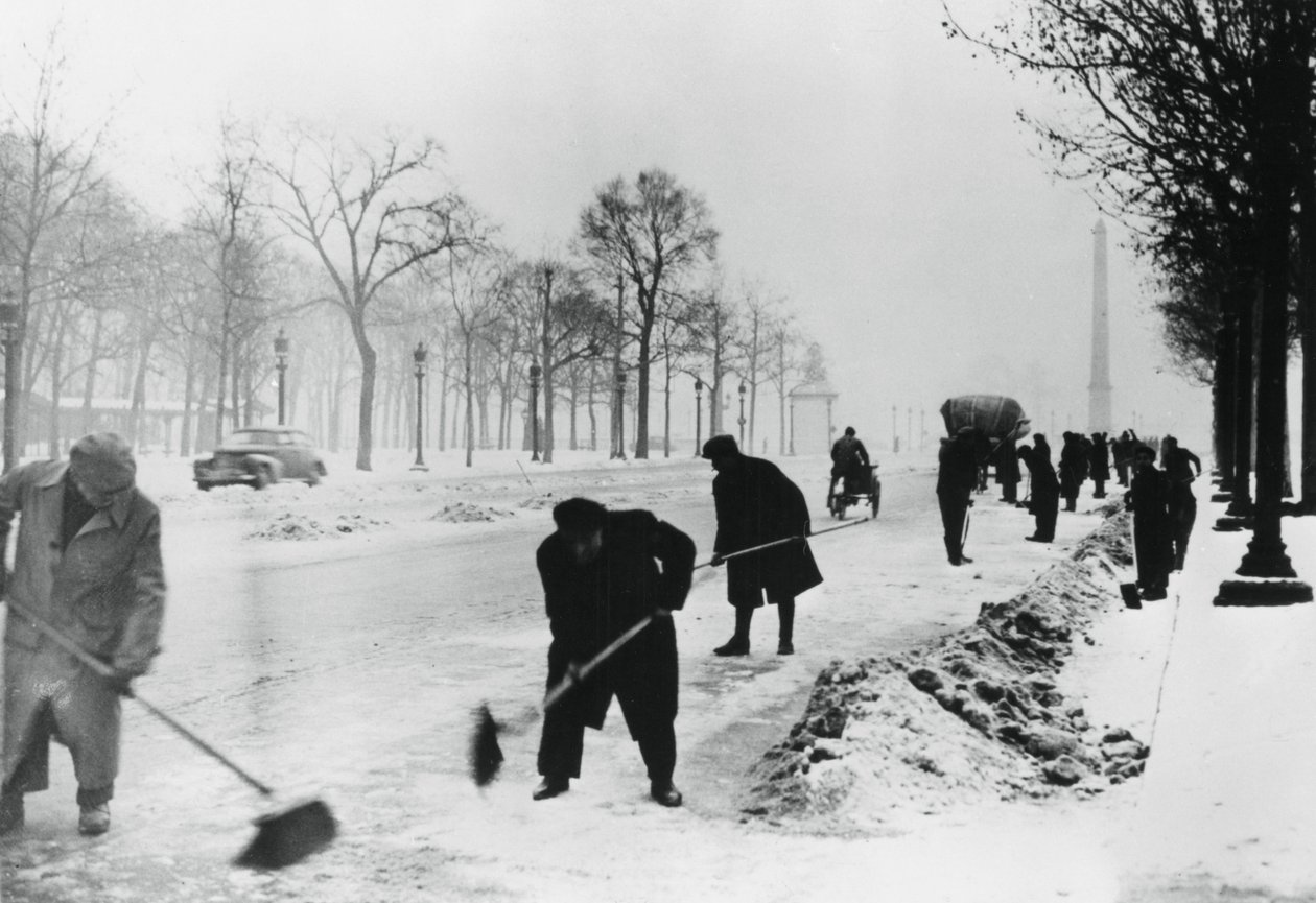 Rydning af sne på Champs Elysees, tysk-besatte Paris, vinter, 1941 af Unbekannt