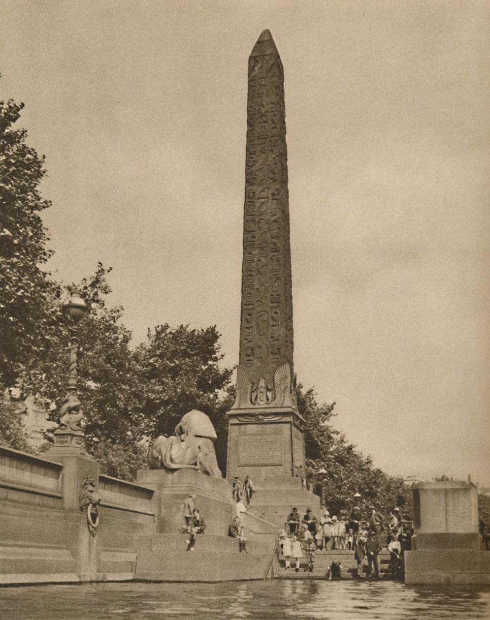 Cleopatras nål hugget fjorten hundrede år før Cleopatras fødsel, c1935. af Unbekannt