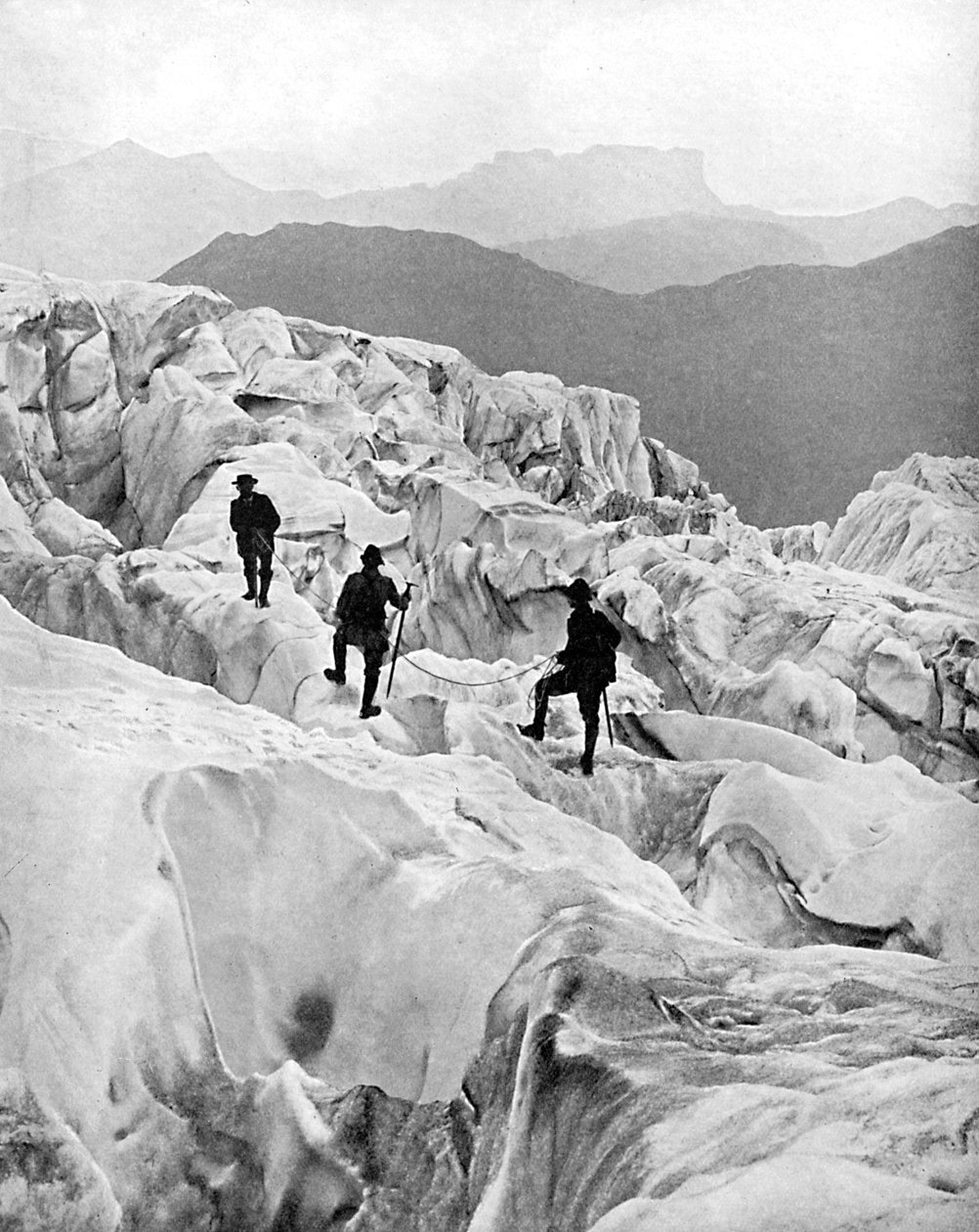 Klatring gennem Bossons isfald på vej op af Mont Blanc, Schweiz, begyndelsen af det 20. århundrede af Unbekannt