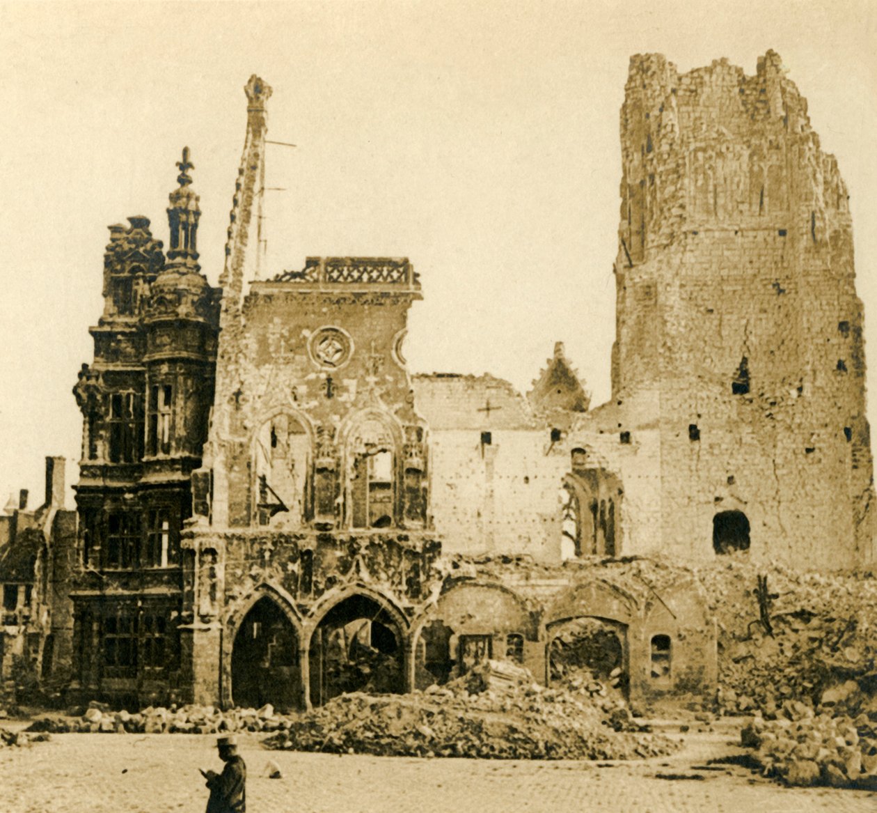 Clock Tower og Hotel de Ville, Arras, Nordfrankrig, c1914-c1918 af Unbekannt