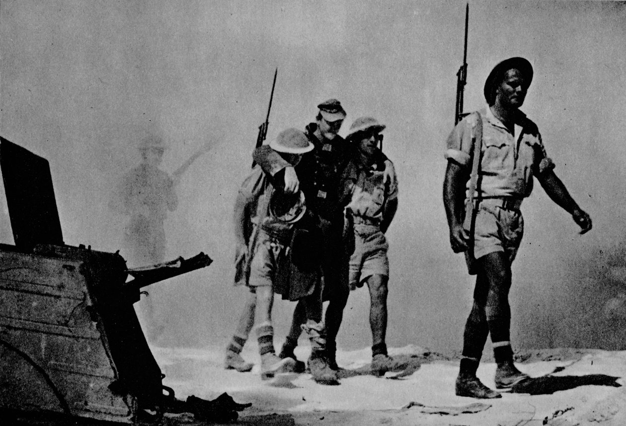 Nærbillede af en stor kamp. Australierne bringer en såret fange ind, 1942 1944 af Unbekannt