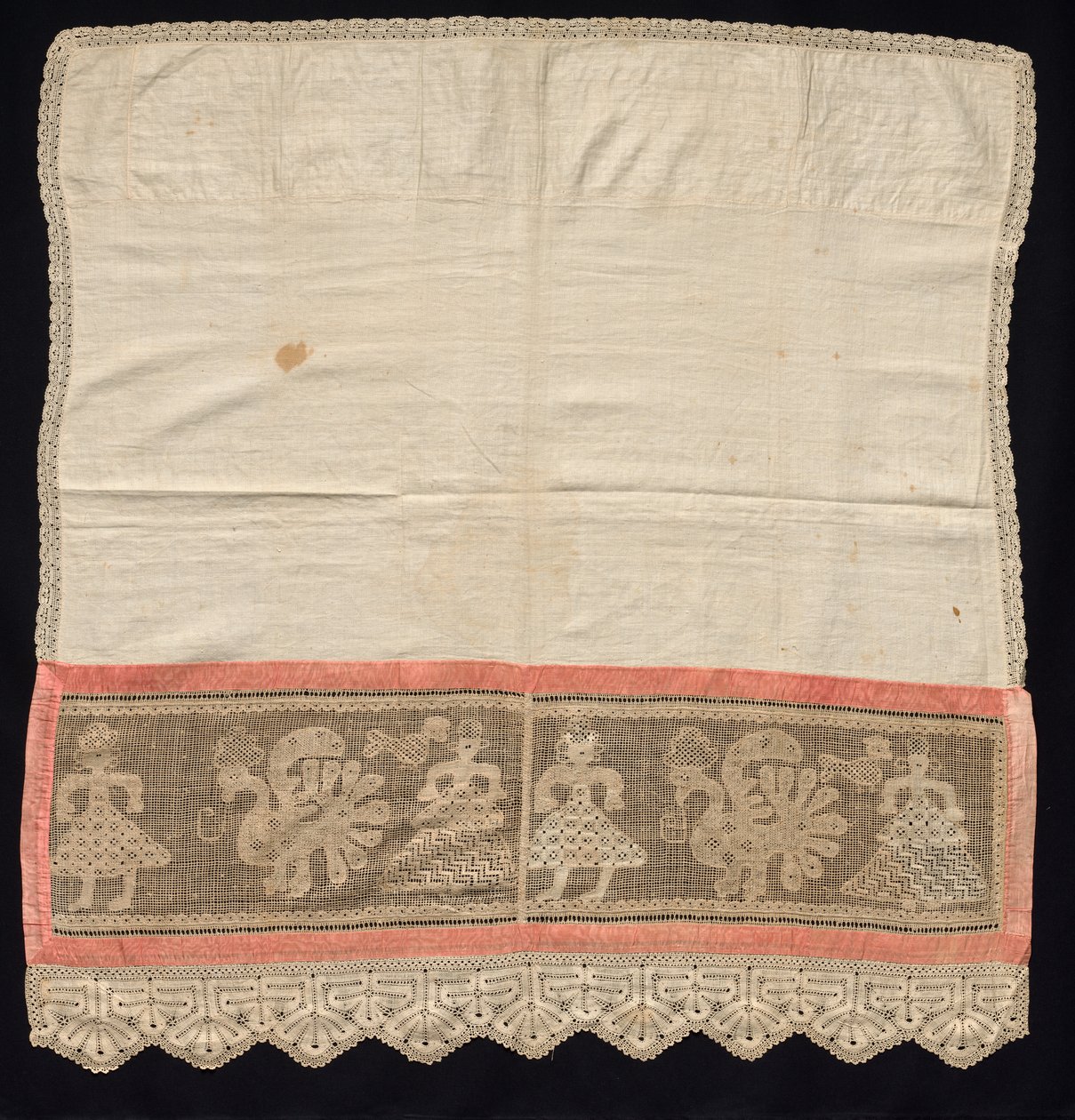 Klæd med kant af kvindefigurer og påfugle, 1700-1900-tallet. af Unbekannt