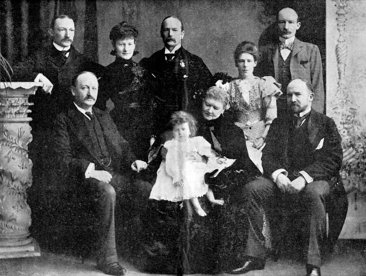 Oberst Robert Baden-Powell og hans mor, søster og fire brødre, 1900. af Unbekannt