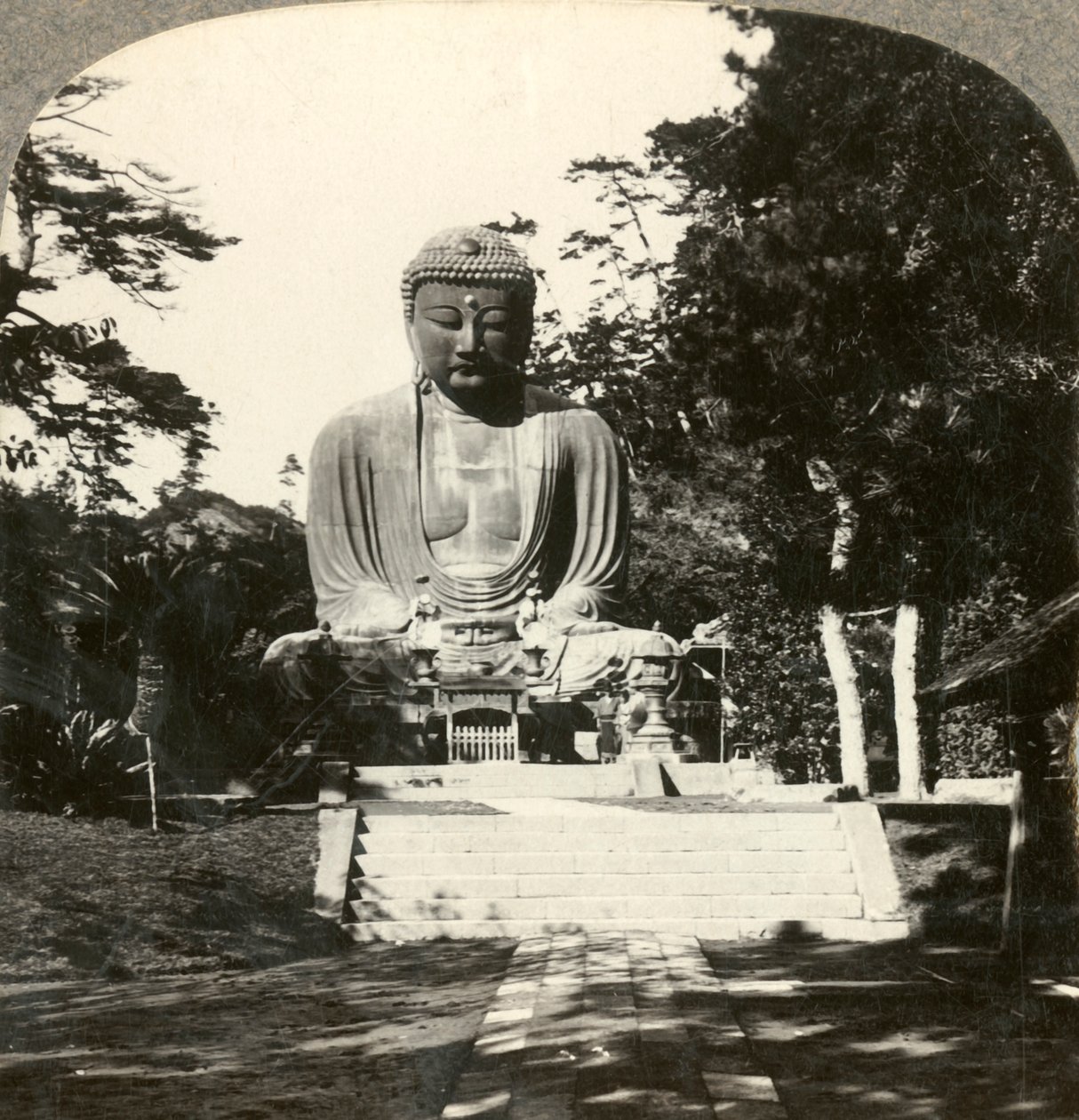 Kolossal statue af Buddha, æret af japanerne, i et sylvansk tempel, Kamakura, Japan, ca. 1900. af Unbekannt