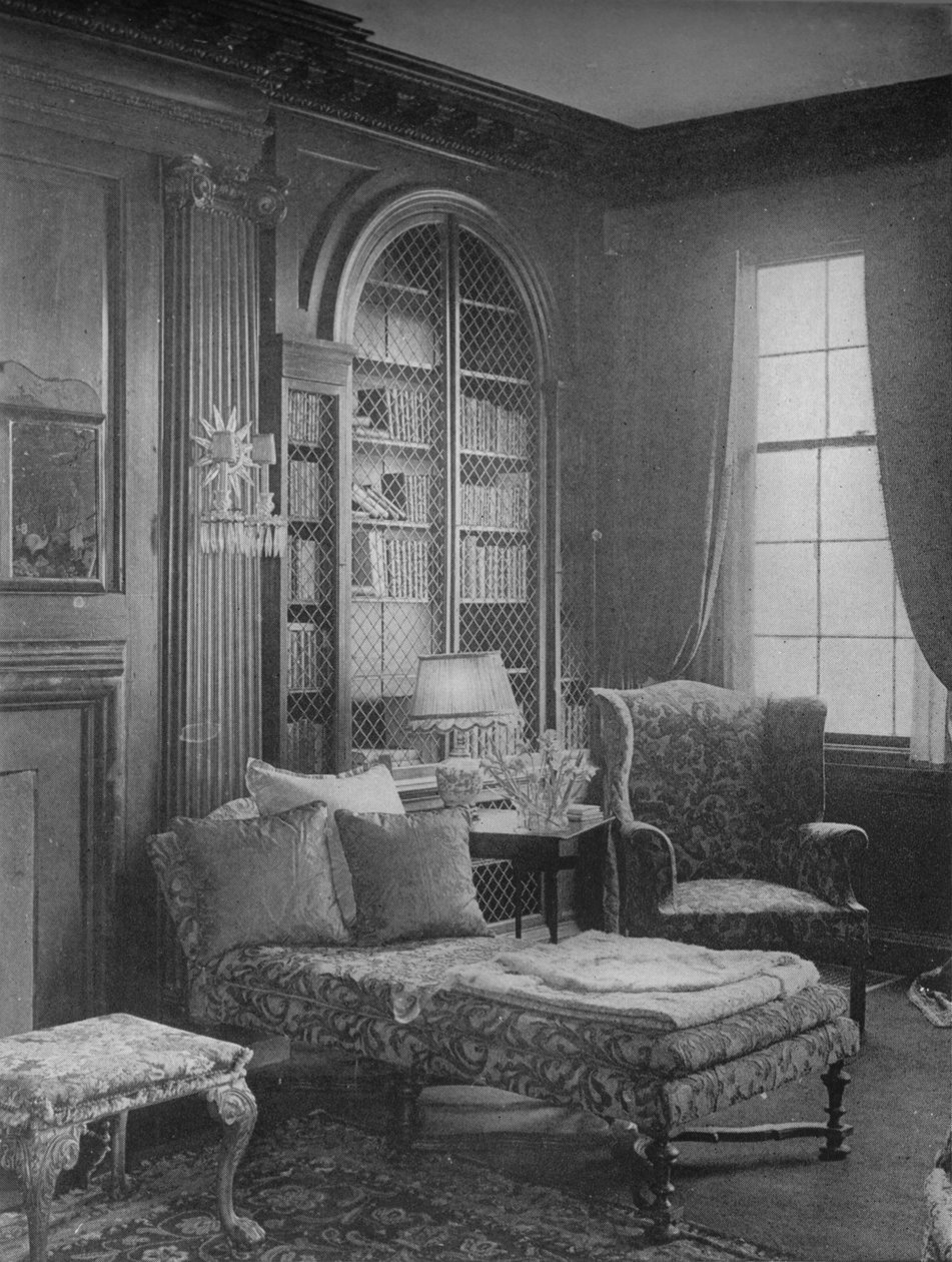 Komfortabelt hjørne i biblioteket med bogreol, Miss Anne Morgans hus, New York City, 1924 af Unbekannt