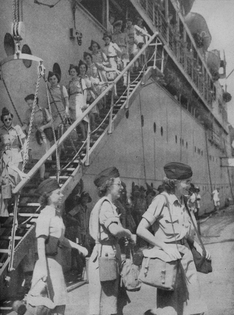 Kommer i land i Singapore, 1945 af Unbekannt