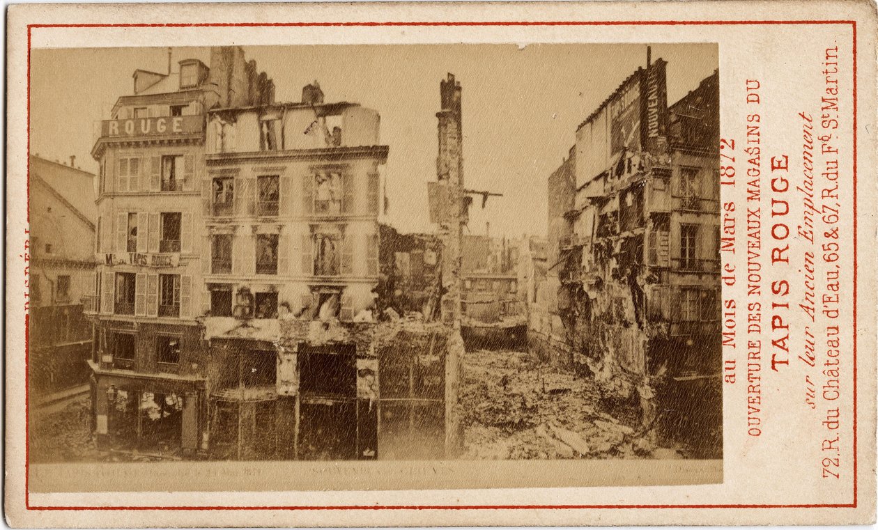 Commune de Paris (1871): åbning af stormagasinerne i Carpet Rouge, et reklamekort, der viser bygningen et år før, i ruiner under kommunen. Print på pap Dim. 6,3x10 cm af Unbekannt
