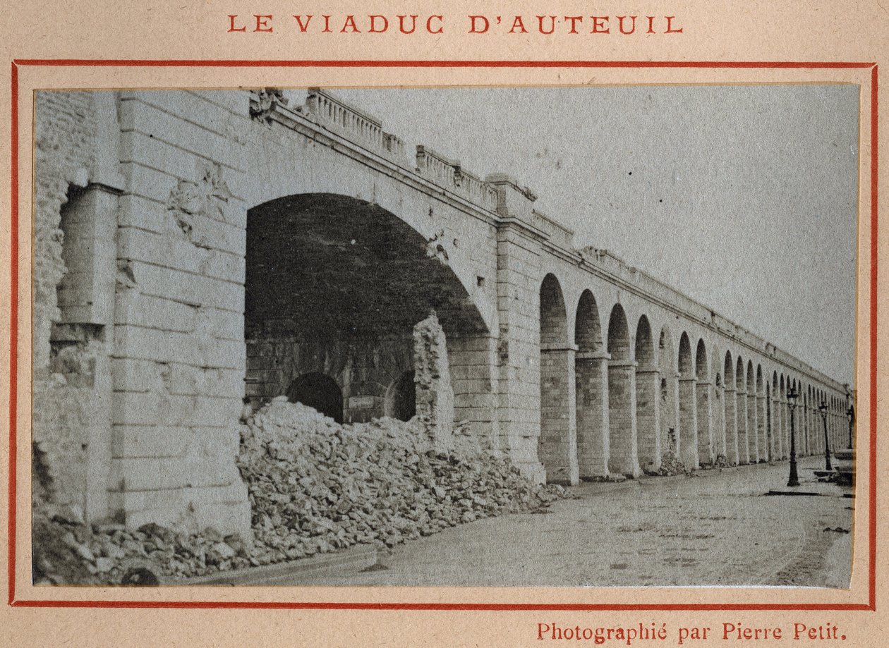 Commune de Paris (1871): udsigt over Auteuil-viadukten i Paris i maj 1871. Foto af Pierre Pepetit. Print på pap, Dim. 9x5,4 cm af Unbekannt