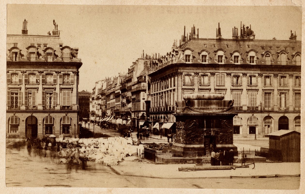 Kommune i Paris (1871) set fra Place Vendome med den ødelagte søjle. Fotografering. Print på pap Dim. 10,4x6,2 cm af Unbekannt