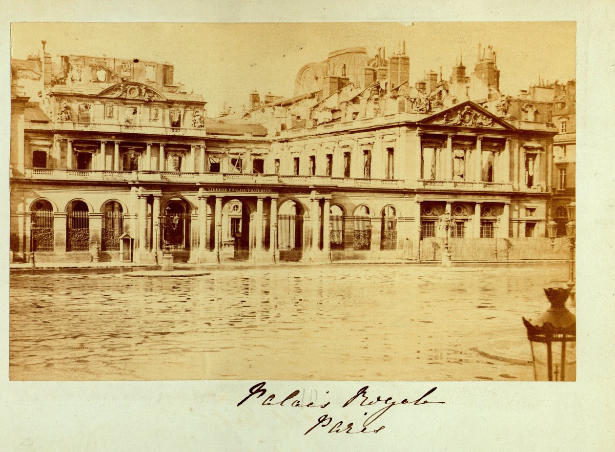 Kommune i Paris (1871): udsigt over Palais Royal (Palais-Royal) detruit. Anonym fotografering. Print på pap Dim. 15x10 cm af Unbekannt