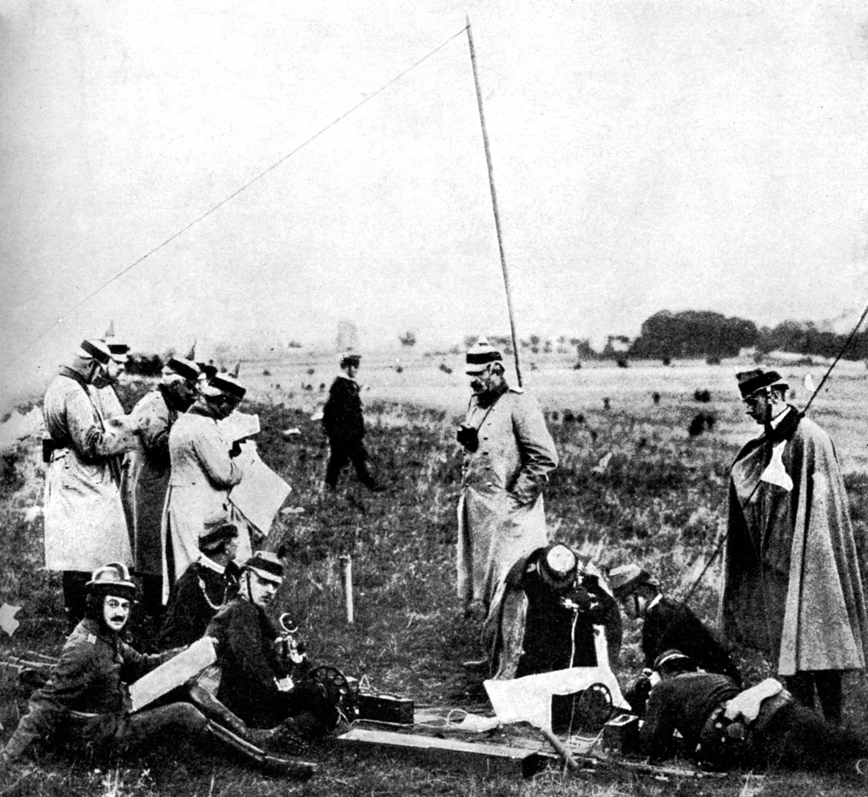 Kompagni af tyske spejdere, der modtager telefoninstruktioner, Første Verdenskrig, 1914 af Unbekannt