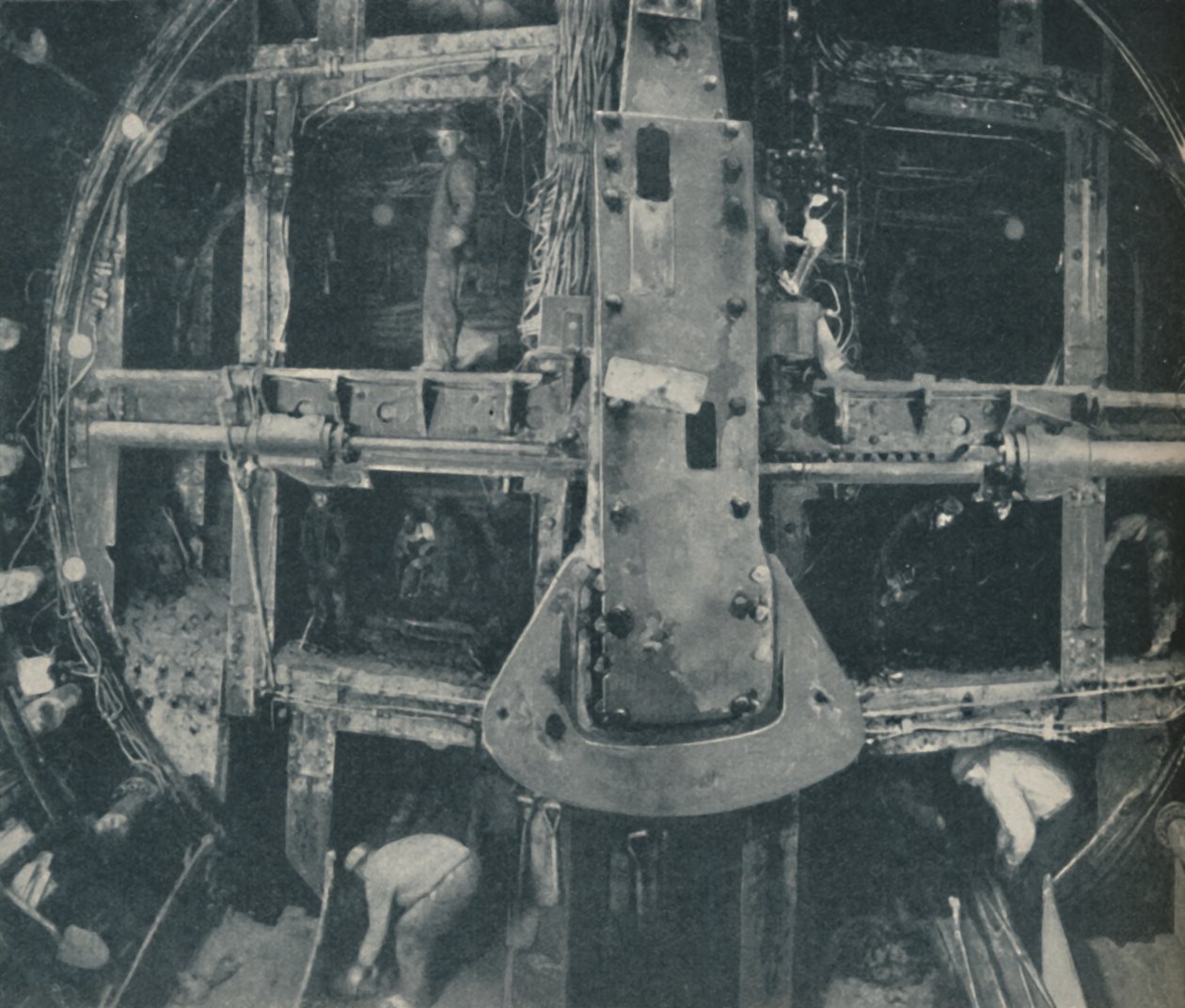 Sammensat storhovedskjold, der ødelægger en barriere mellem to lande, c1935 af Unbekannt