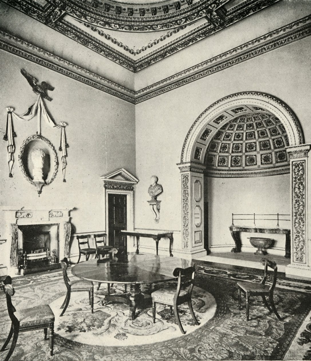 Kontrasterede interiører: Palladian - The Dining-Room, Holkham, Norfolk, af William Kent, med Regency af Unbekannt