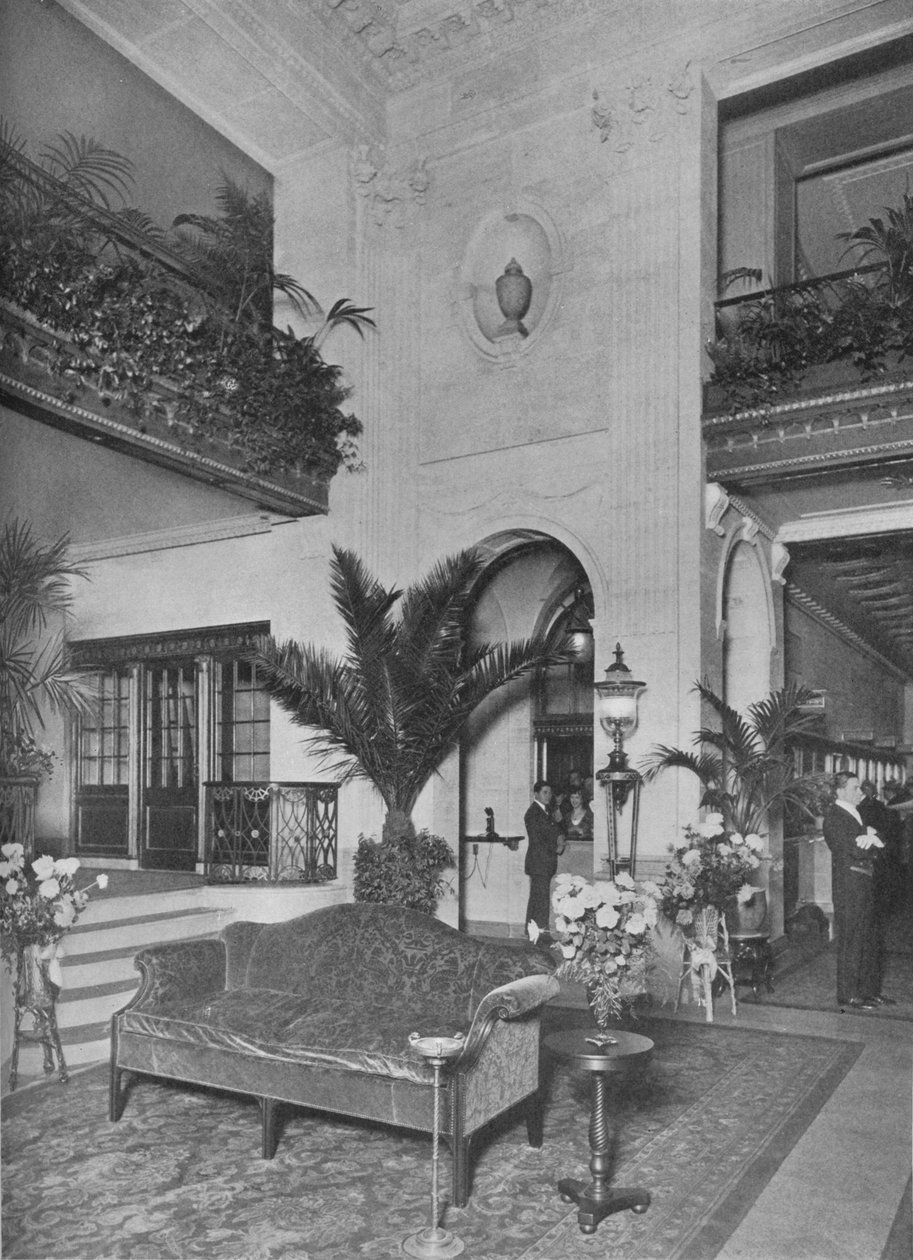 Hjørne af hovedlobbyen med udsigt mod kontoret, Roosevelt Hotel, New York City, 1924 af Unbekannt