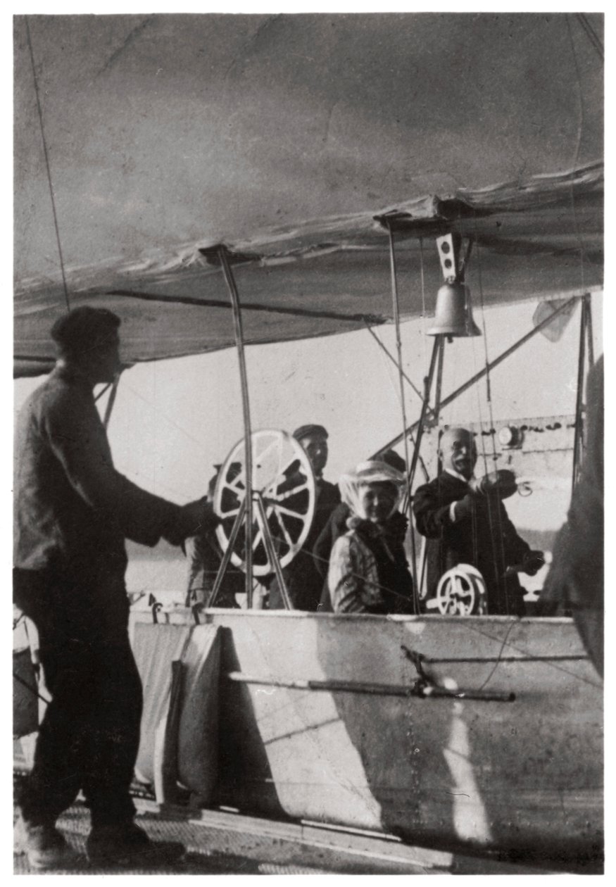 Grev Zeppelin med sin datter i Zeppelins gondol LZ3, Tyskland, c1906-1908 1933 af Unbekannt