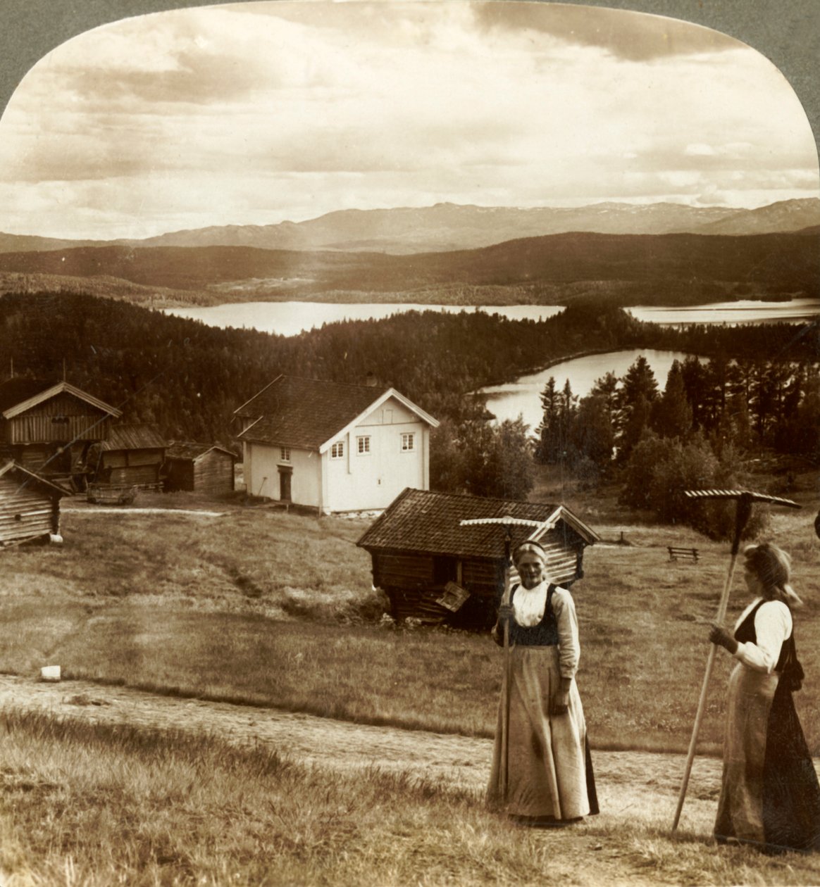 Landspiger i høtid - over Bolkesjo og Folsjo søer til Himingen Mts., Norge, c1905. af Unbekannt