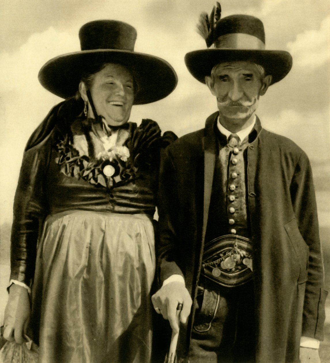 Par i traditionel kjole, Sankt Lambrecht, Steiermark, Østrig, c1935. af Unbekannt