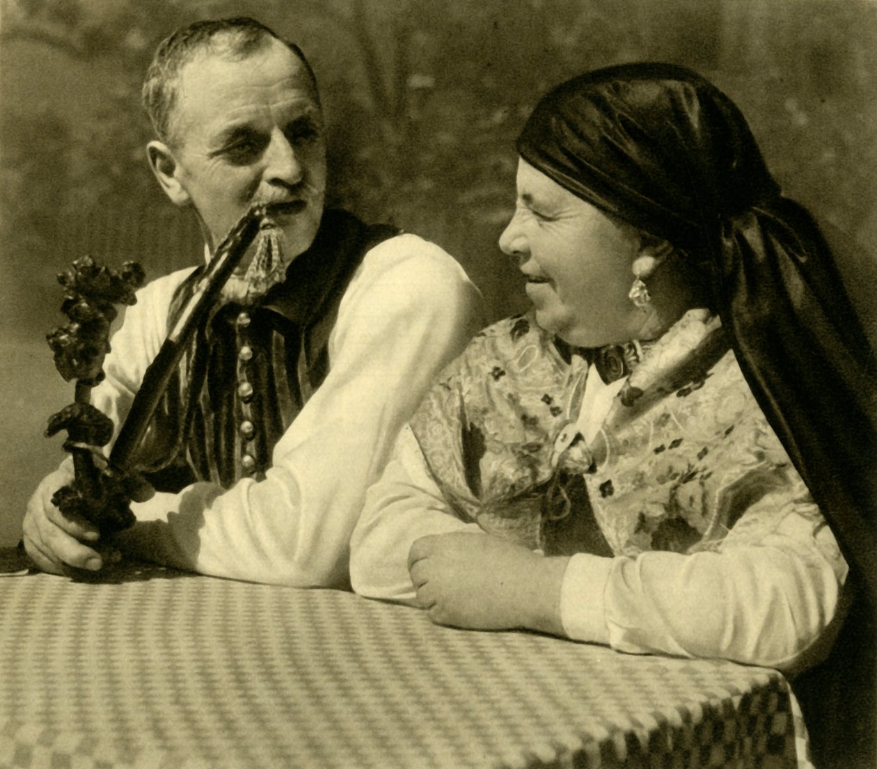 Par i traditionel kjole, Øvre Østrig, c1935. af Unbekannt