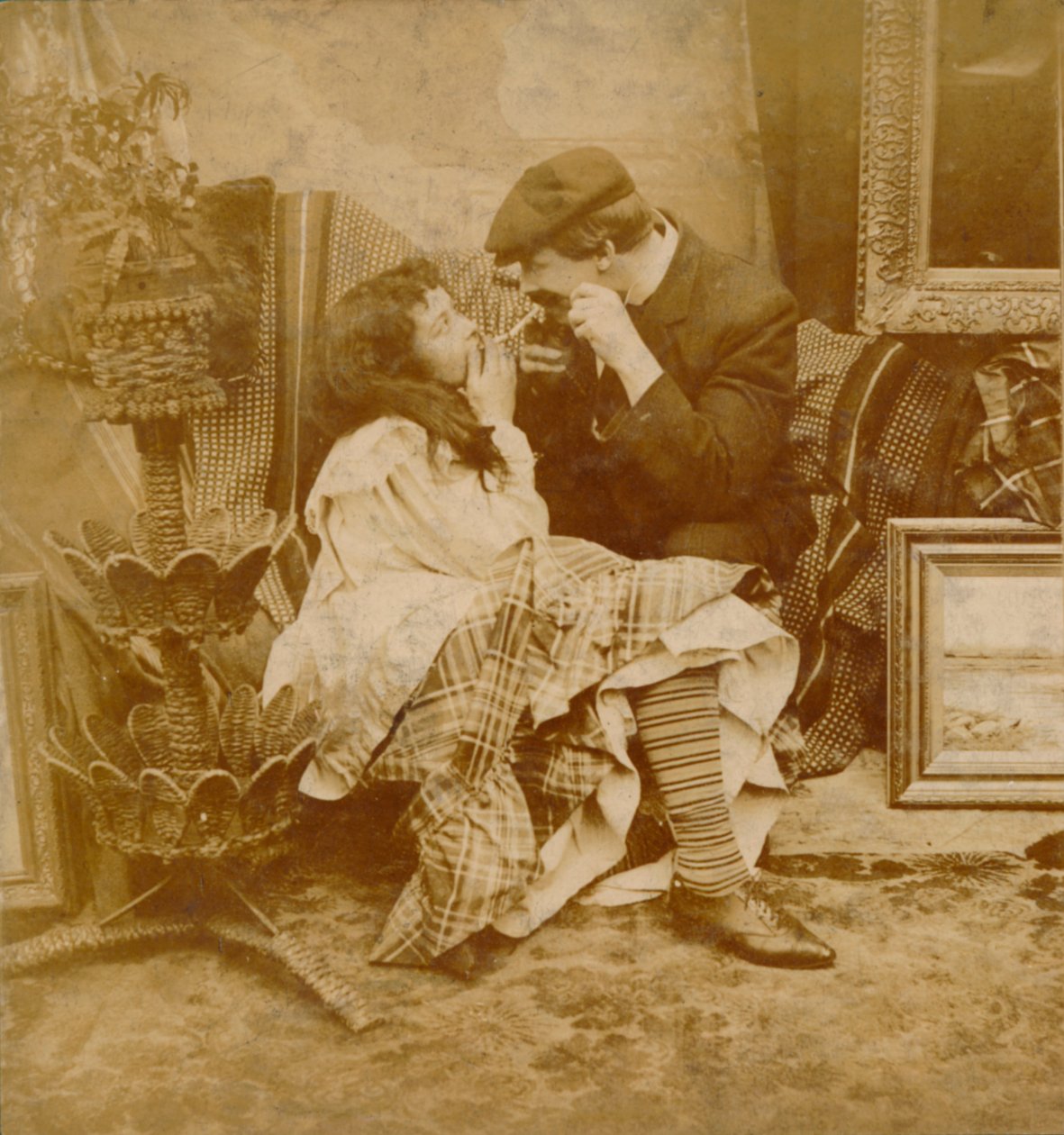 Par tænder en cigaret fra hinanden, 1900 af Unbekannt