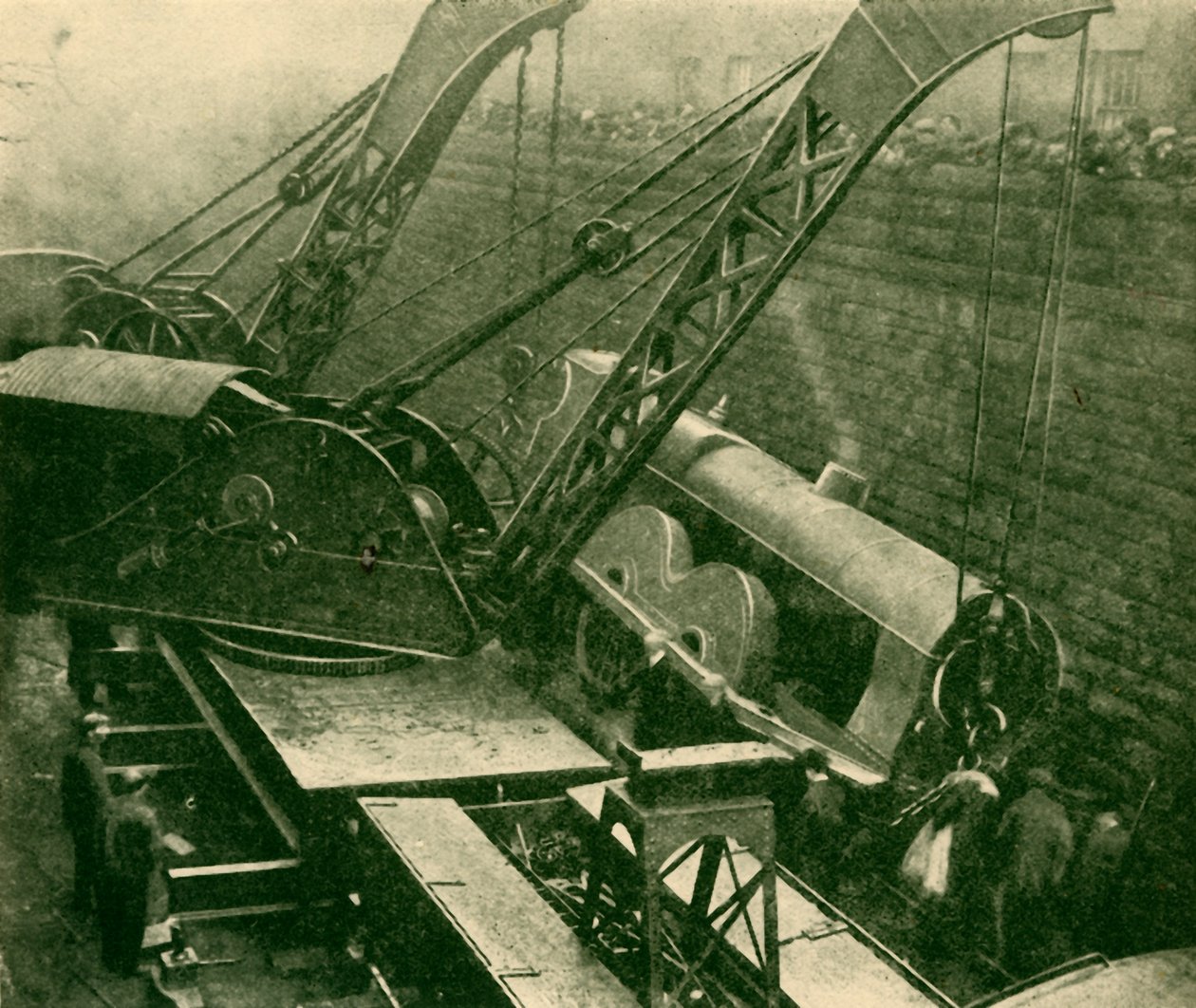 Kraner på arbejde efter en ulykke, 1930. af Unbekannt