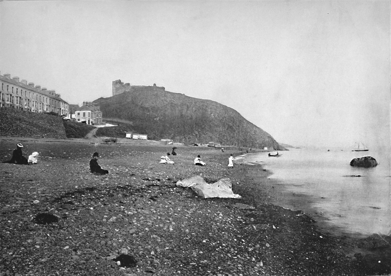 Criccieth - Udsigt over stranden og slottet, 1895 af Unbekannt