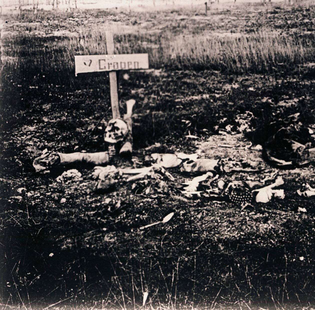 Kors og menneskelige rester, c1914-c1918 af Unbekannt