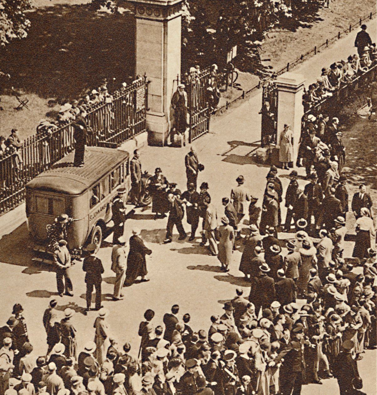 Publikum ser på den anholdte mand ført til politivognen, 1937 af Unbekannt