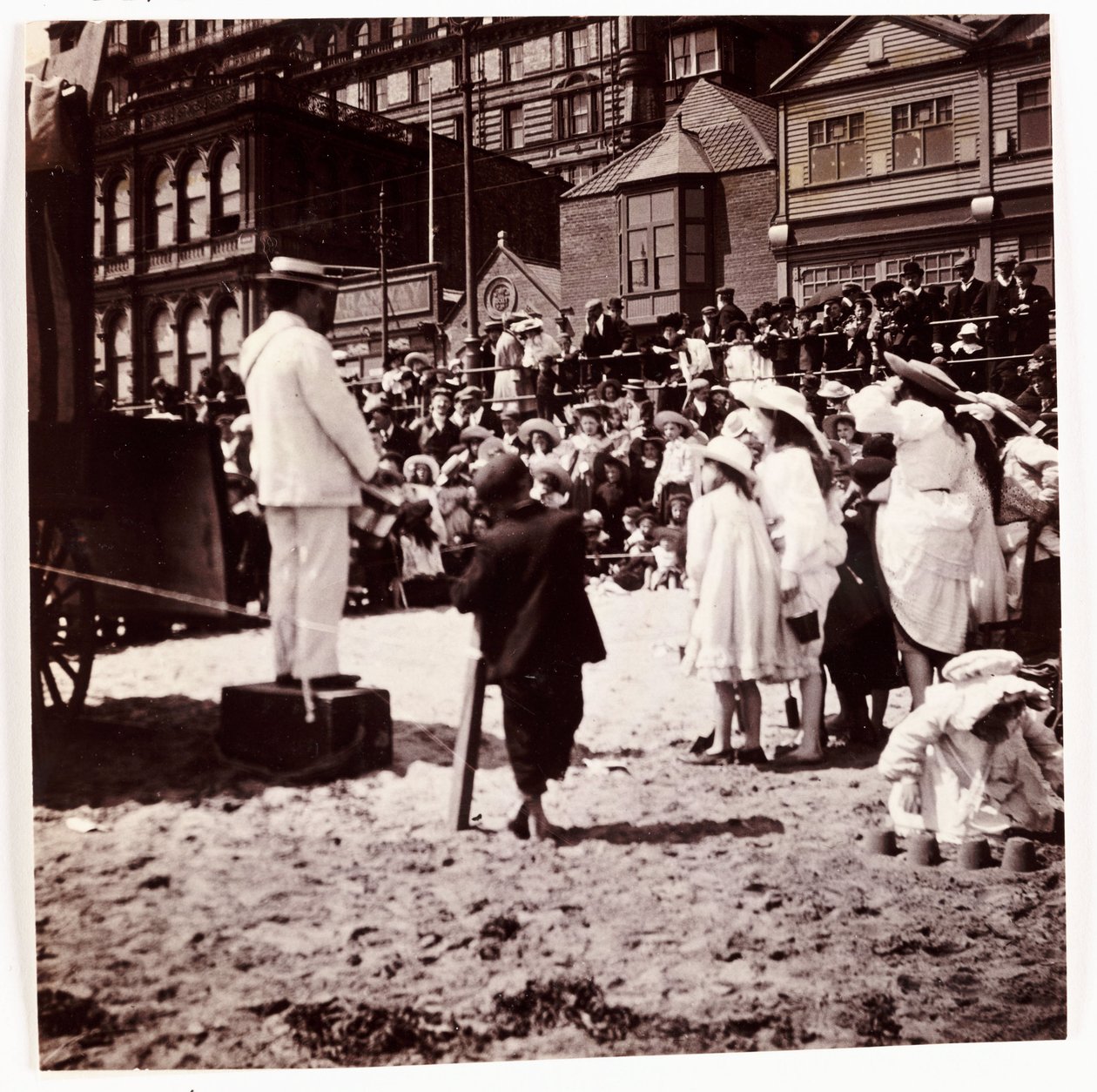 Crowd ser på en strandunderholder, c 1905 af Unbekannt
