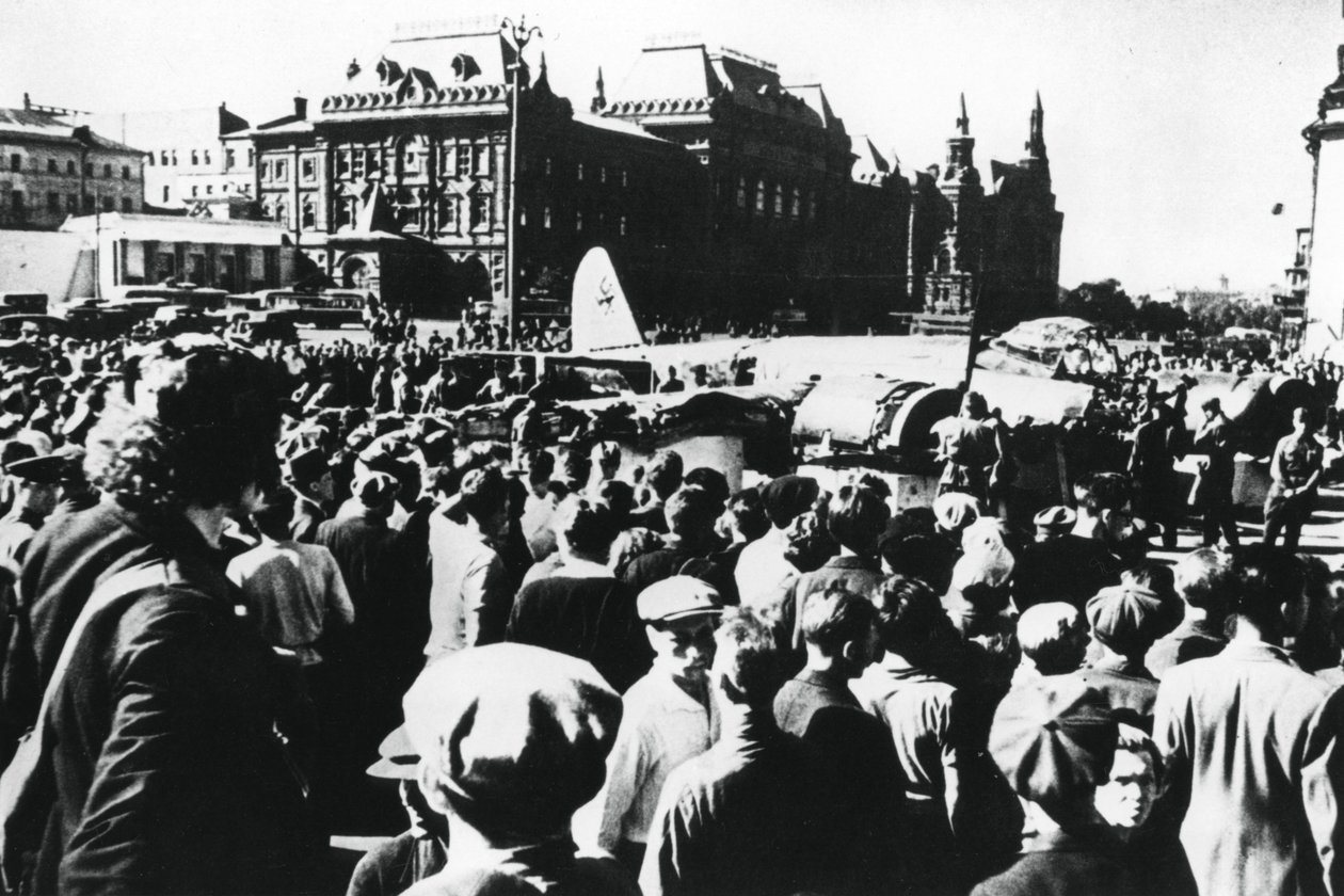 Folkemængder omkring et nedskudt tysk bombefly udstillet på Sverdlov-pladsen, Moskva, 1941 af Unbekannt