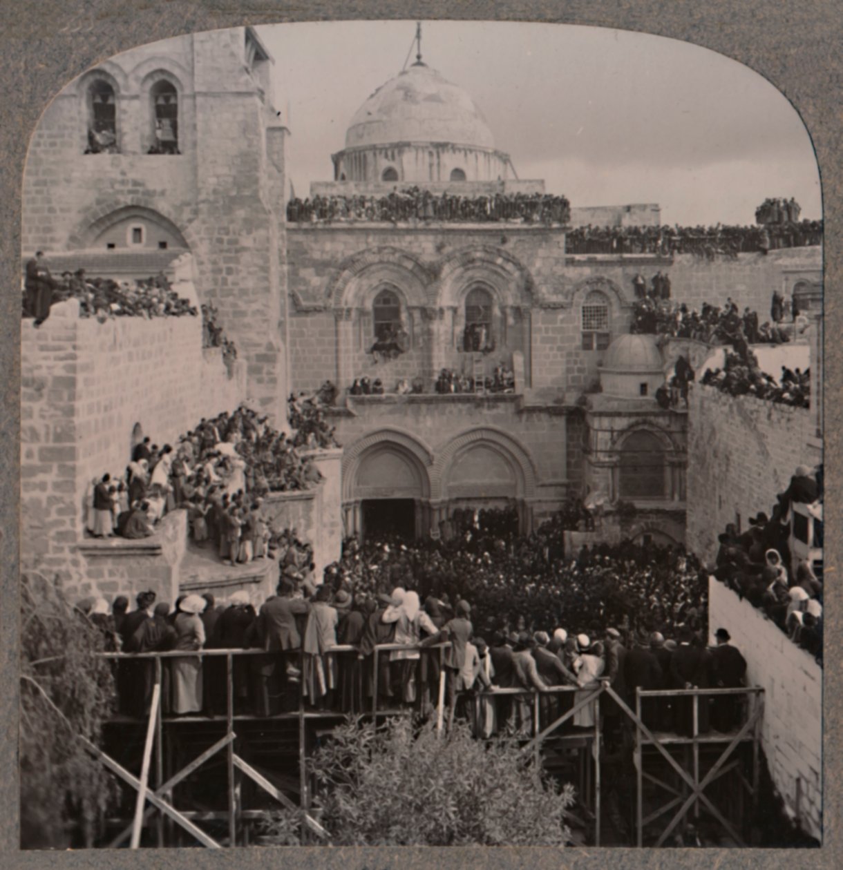 Folkemængder fylder hver niche i Holy Sepulcher Church, ca. 1900 af Unbekannt