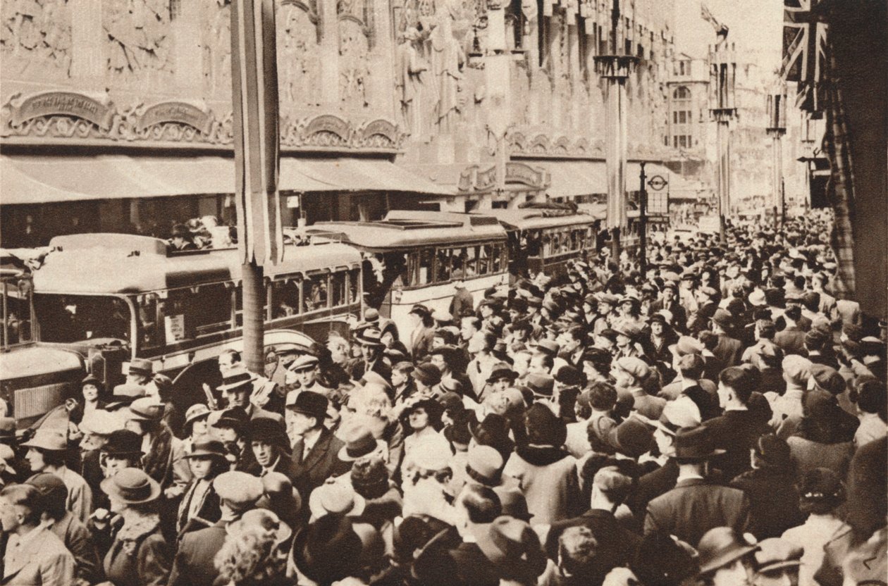 Folkemængder på Oxford Street under helligdagen, der fulgte efter kong George VIs kroning, 1937 af Unbekannt