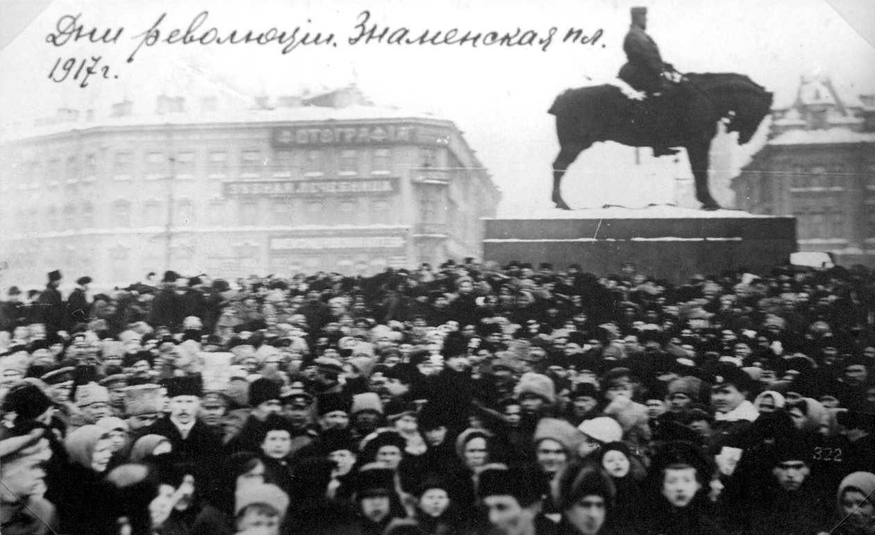 Folkemængder på Znamenskaya-pladsen, Petrograd, Rusland, februarrevolutionen, 1917 af Unbekannt