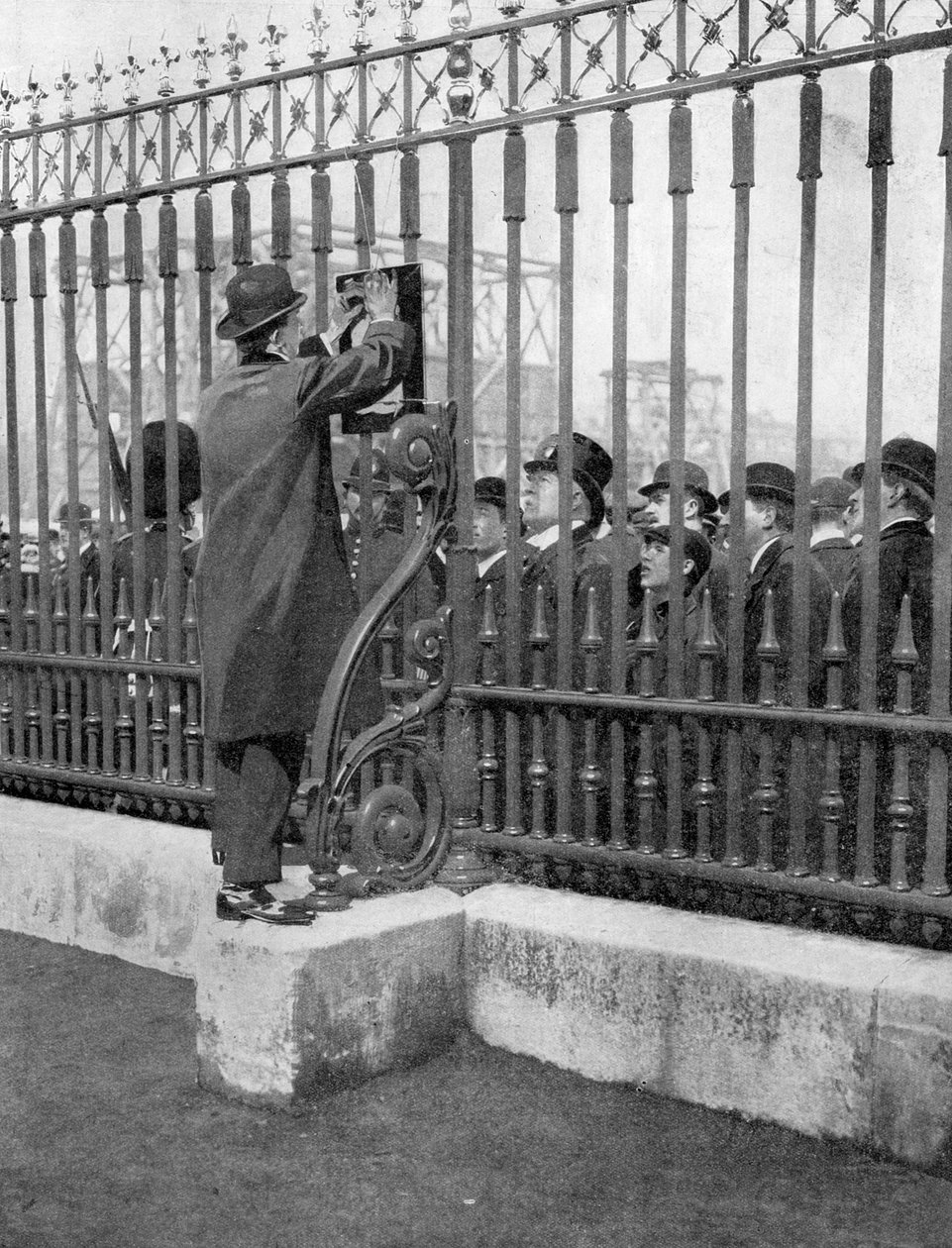 Mennesker uden for Buckingham Palace venter på nyheder om kongens sygdom, 5. maj, 1910 af Unbekannt