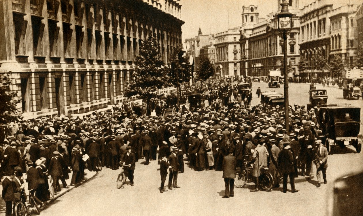 Folkemængder venter uden for Downing Street i London på nyheder om...krig, juli 1914, 1933. af Unbekannt