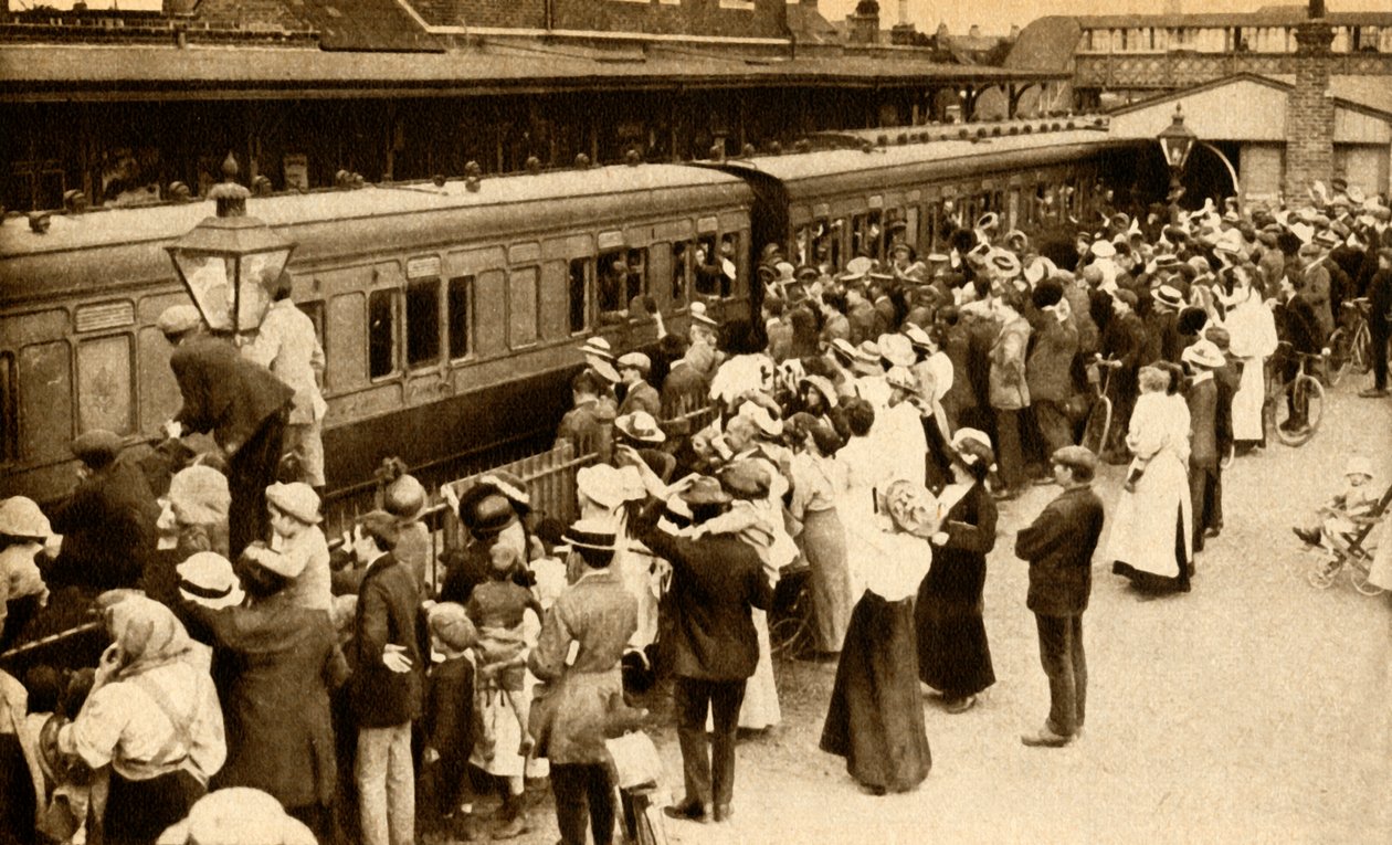 Folkemængder vinker af tropper, der rejser for at kæmpe i Første Verdenskrig, Storbritannien, 1914, 1933. af Unbekannt