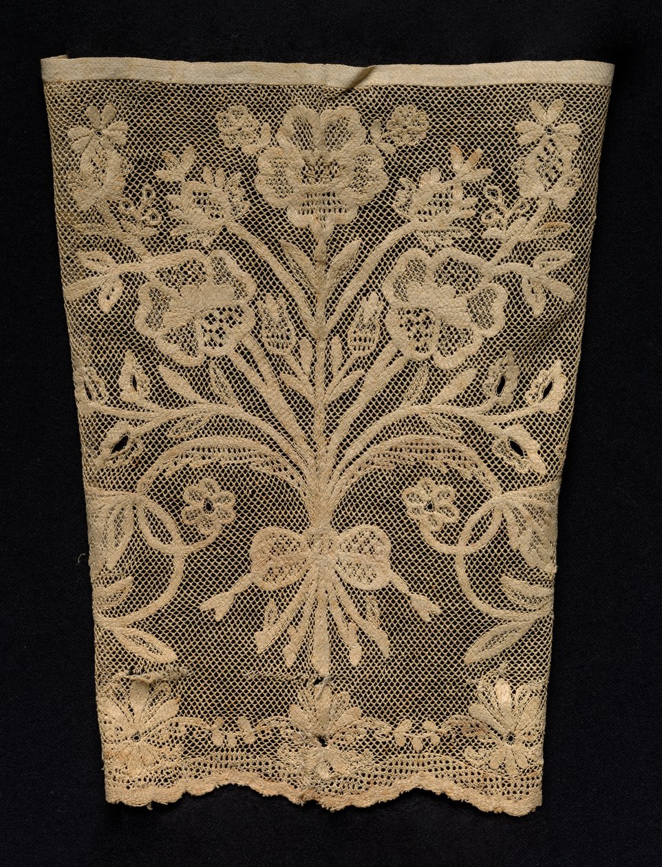 Manchet med blomsterranker, 1800-tallet. af Unbekannt