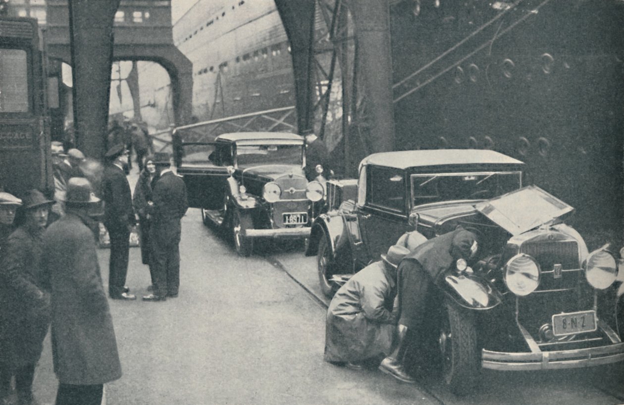 Toldbetjente undersøger biler i Southampton, 1937 af Unbekannt