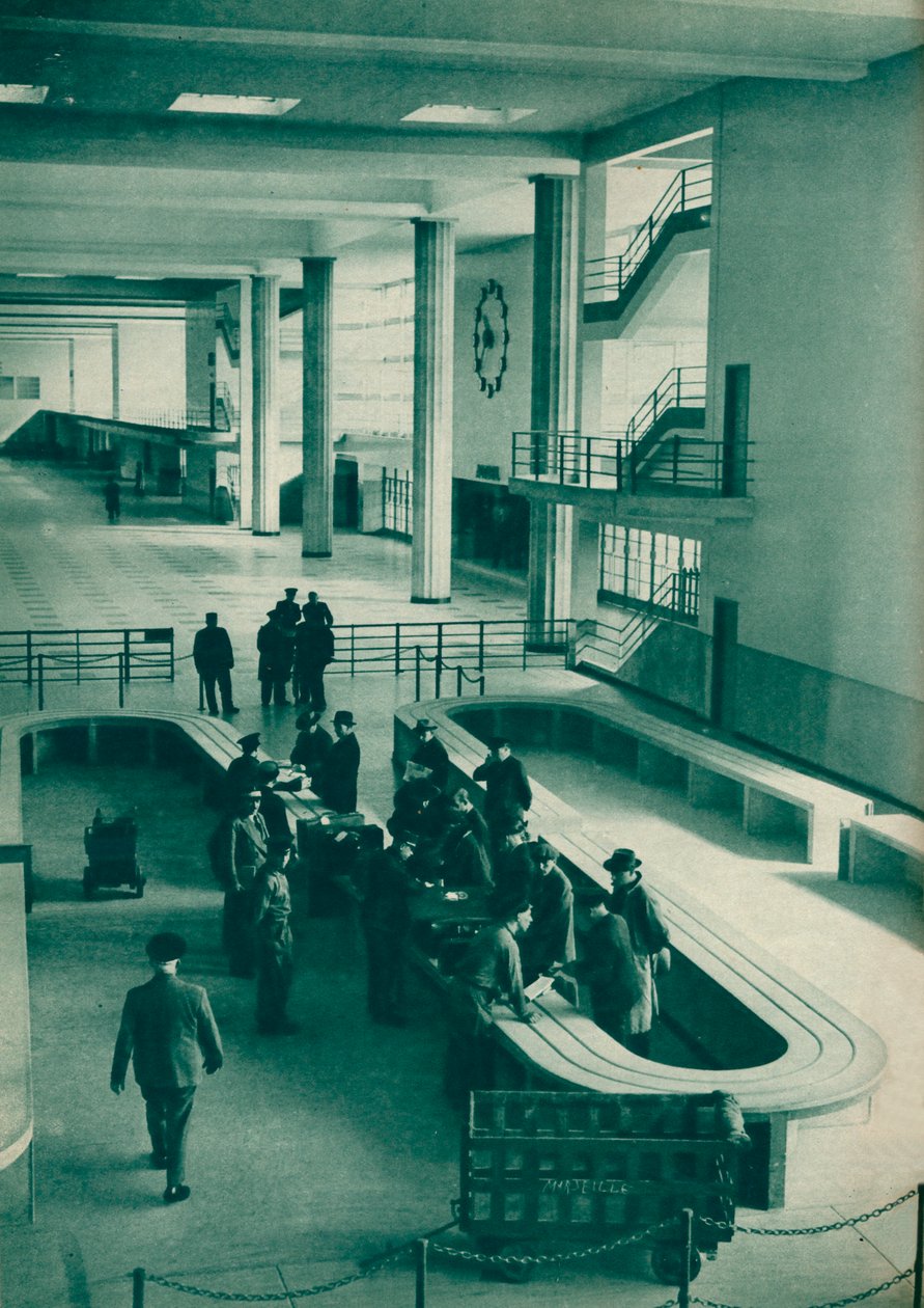 Toldbetjente undersøger passagerernes bagage i Le Bourget Lufthavn, Paris, 1937 af Unbekannt