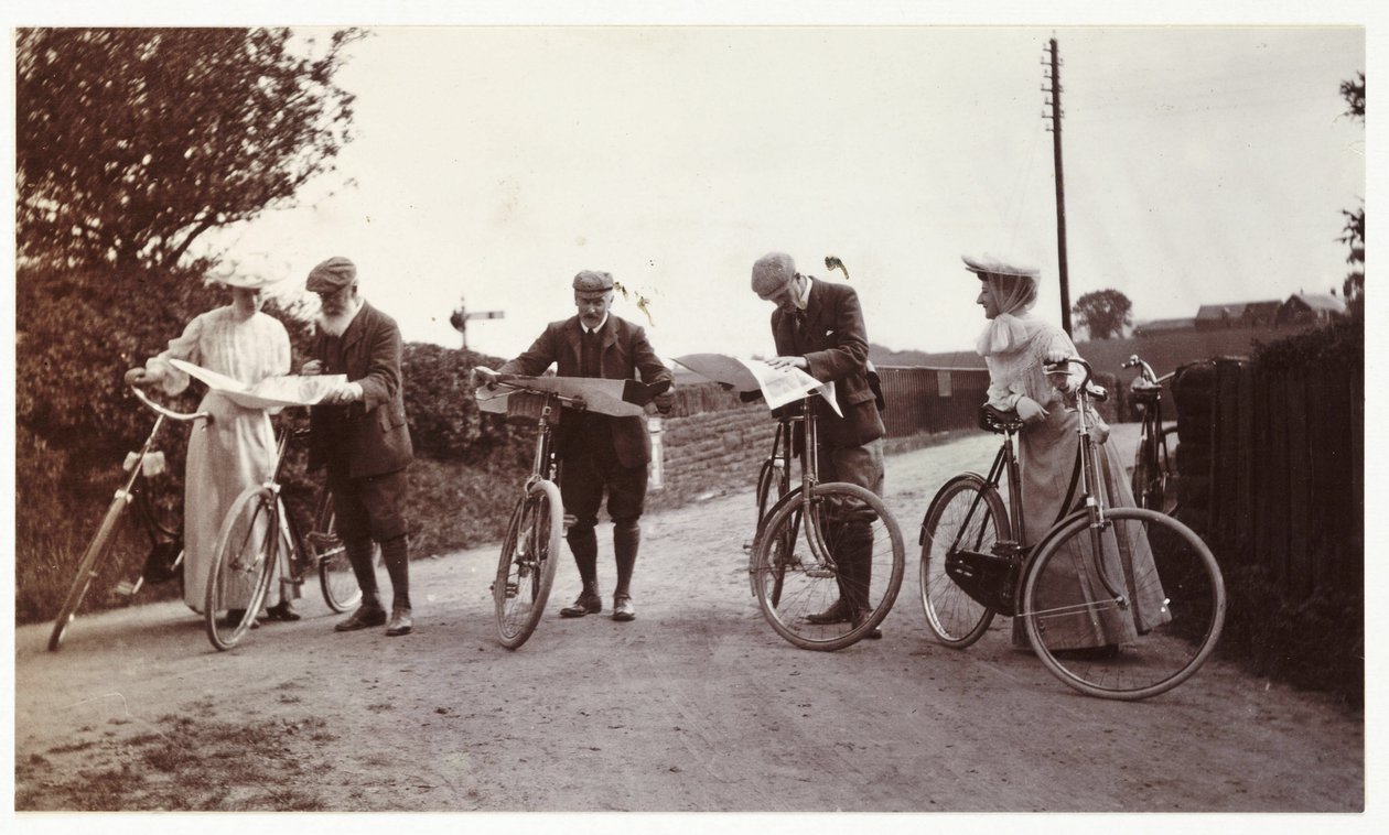 Cyklister ser på kort, ca 1900 af Unbekannt