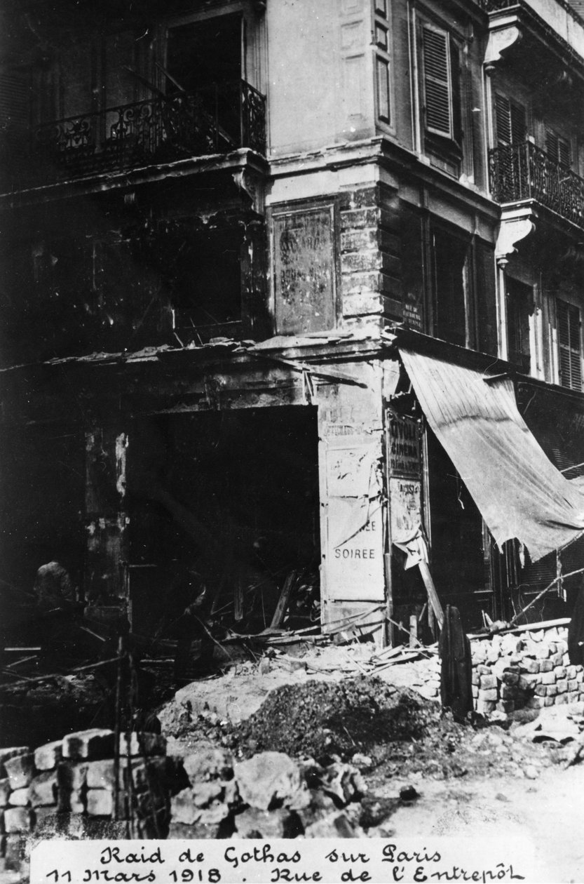 Skader efter et razzia fra tyske Gotha bombefly, Paris, 11. marts 1918 af Unbekannt