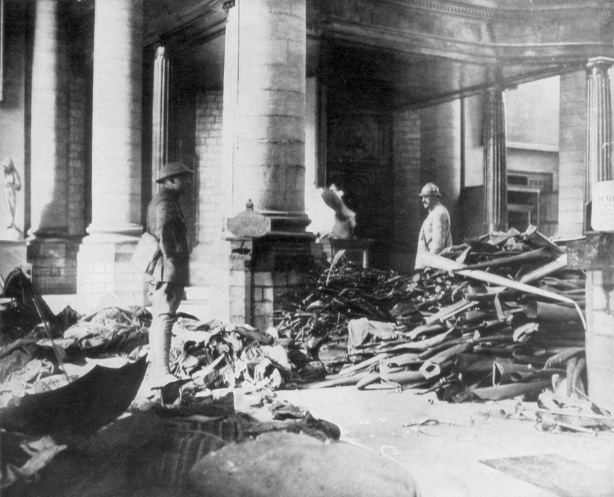 Skader på det indre af Douai-kirken, Frankrig, 1918 af Unbekannt