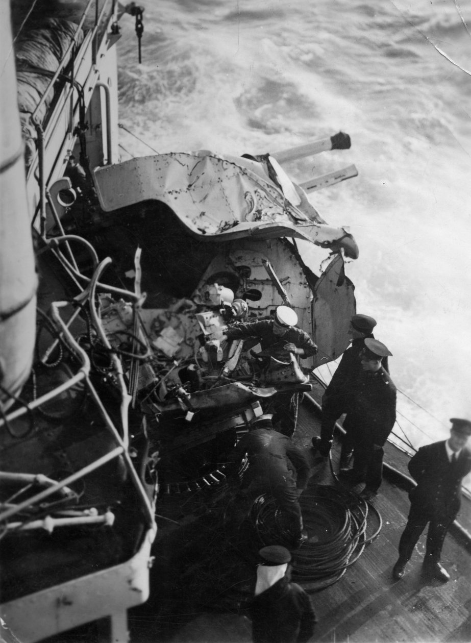 Beskadiget antiluftskyts på det britiske slagskib HMS Malaya, ud for Portugals kyst, 1937 af Unbekannt