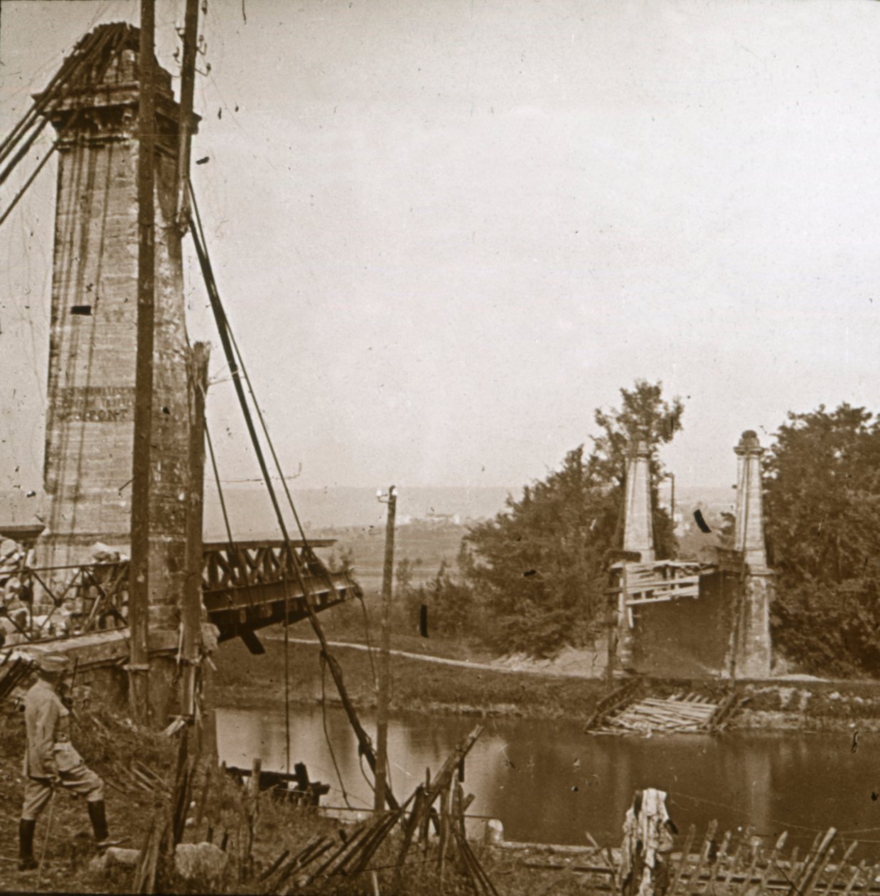 Ødelagt bro, Dormans, Nordfrankrig, c1914-c1918 af Unbekannt