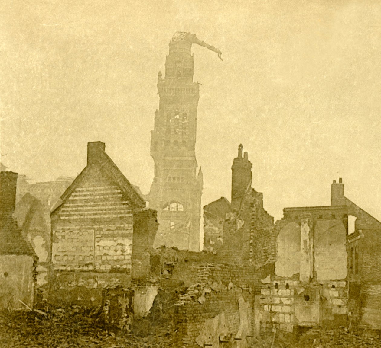 Beskadiget spir af Notre-Dame de Brebières, Albert, Nordfrankrig, c1915-c1918 af Unbekannt