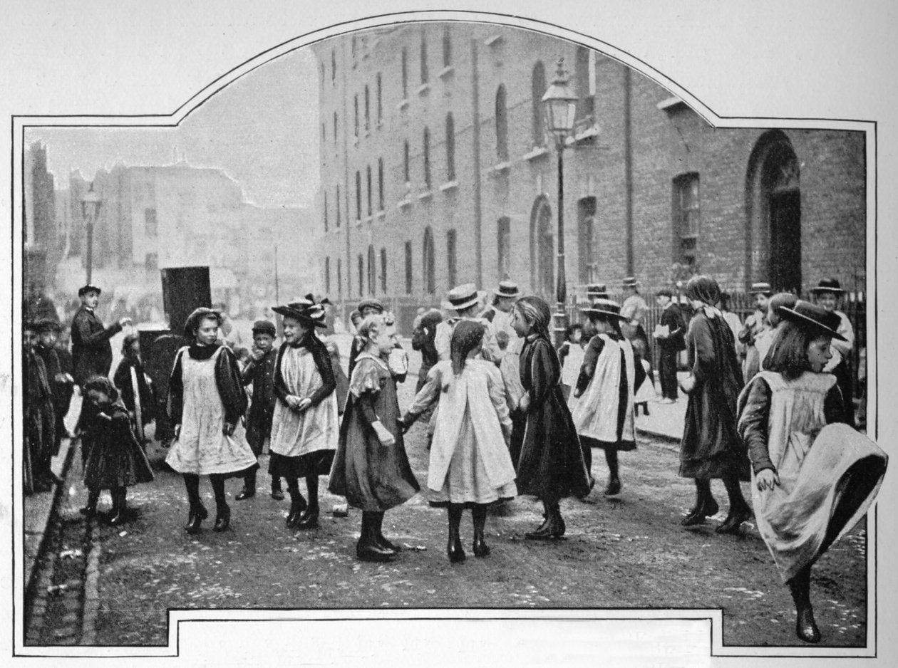 Dans til et gadeorgel, London, c1901 1901 af Unbekannt