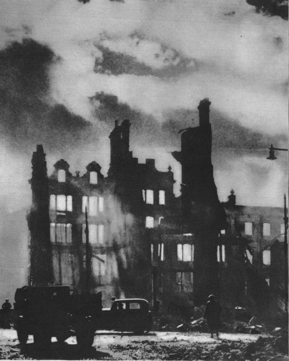 Dawn Breaks for at finde byen forvandlet efter en helvedes nat, 1941 1942 af Unbekannt