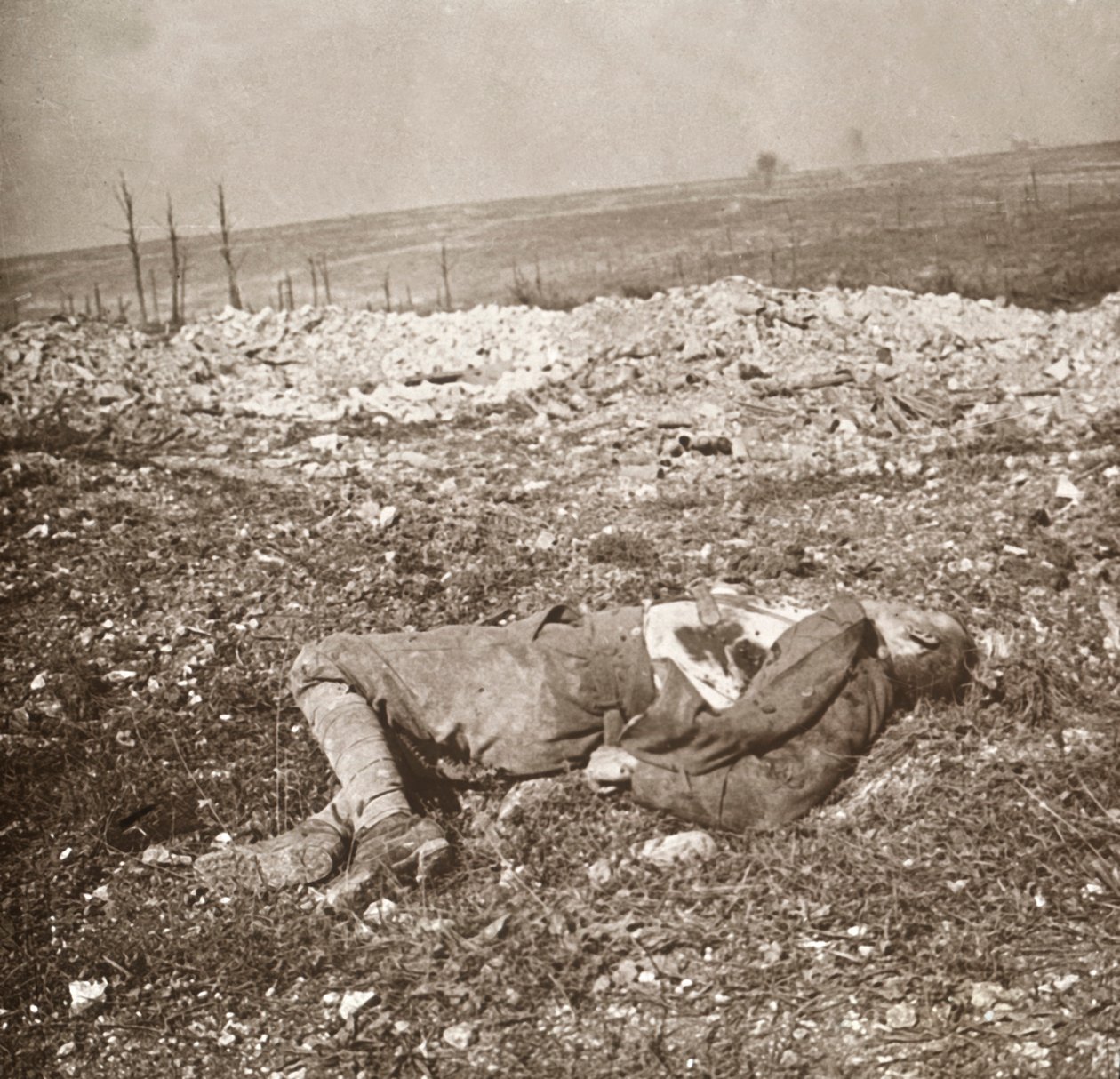 Død tysk soldat, Verdun, Nordfrankrig, c1914-c1918. af Unbekannt